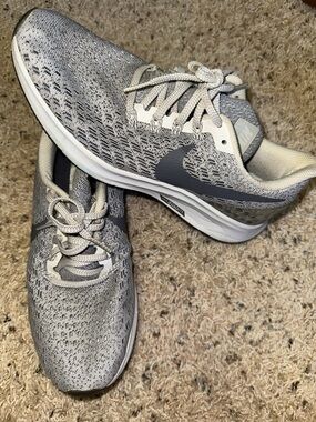 Nike Women's Light Grey Knit Running Sneakers